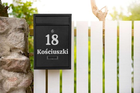 Skrzynka pocztowa na listy Gustav czarna z napisami Skrzynka pocztowa na listy Gustav czarna z napisami