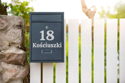 Skrzynka pocztowa na listy Gustav antracyt z napisami Skrzynka pocztowa na listy Gustav antracyt z napisami