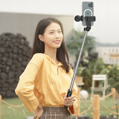 Selfie stick teleskopowy z pilotem + lamkpa LED stojak tripod na telefon 1m - czarny Selfie stick teleskopowy z pilotem + lamkpa LED stojak tripod na telefon 1m - czarny