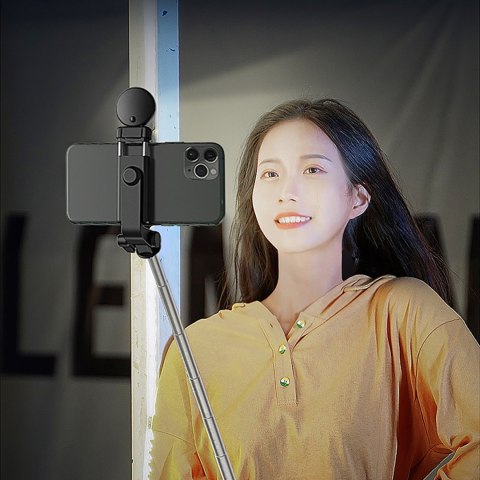 Selfie stick teleskopowy z pilotem + lamkpa LED stojak tripod na telefon 1m - czarny Selfie stick teleskopowy z pilotem + lamkpa LED stojak tripod na telefon 1m - czarny
