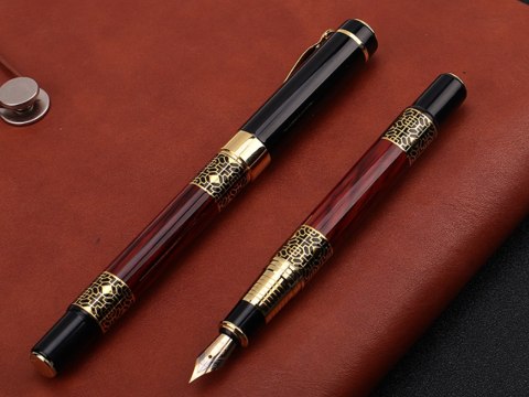 Pióro wieczne w ozdobnym etui, bordowe. Pióro wieczne w ozdobnym etui, bordowe.