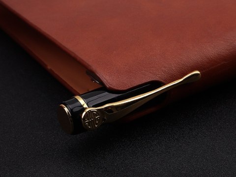 Pióro wieczne w ozdobnym etui, bordowe. Pióro wieczne w ozdobnym etui, bordowe.