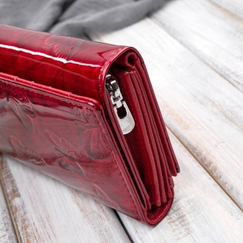 Portfel damski skórzany duży czerwony lakierowany ze wzorem w motyle SP-19-RD